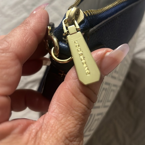 Liz Claiborne Wristlet Wallet with 12 credit cards spaces is pre loved like new - Picture 6 of 12